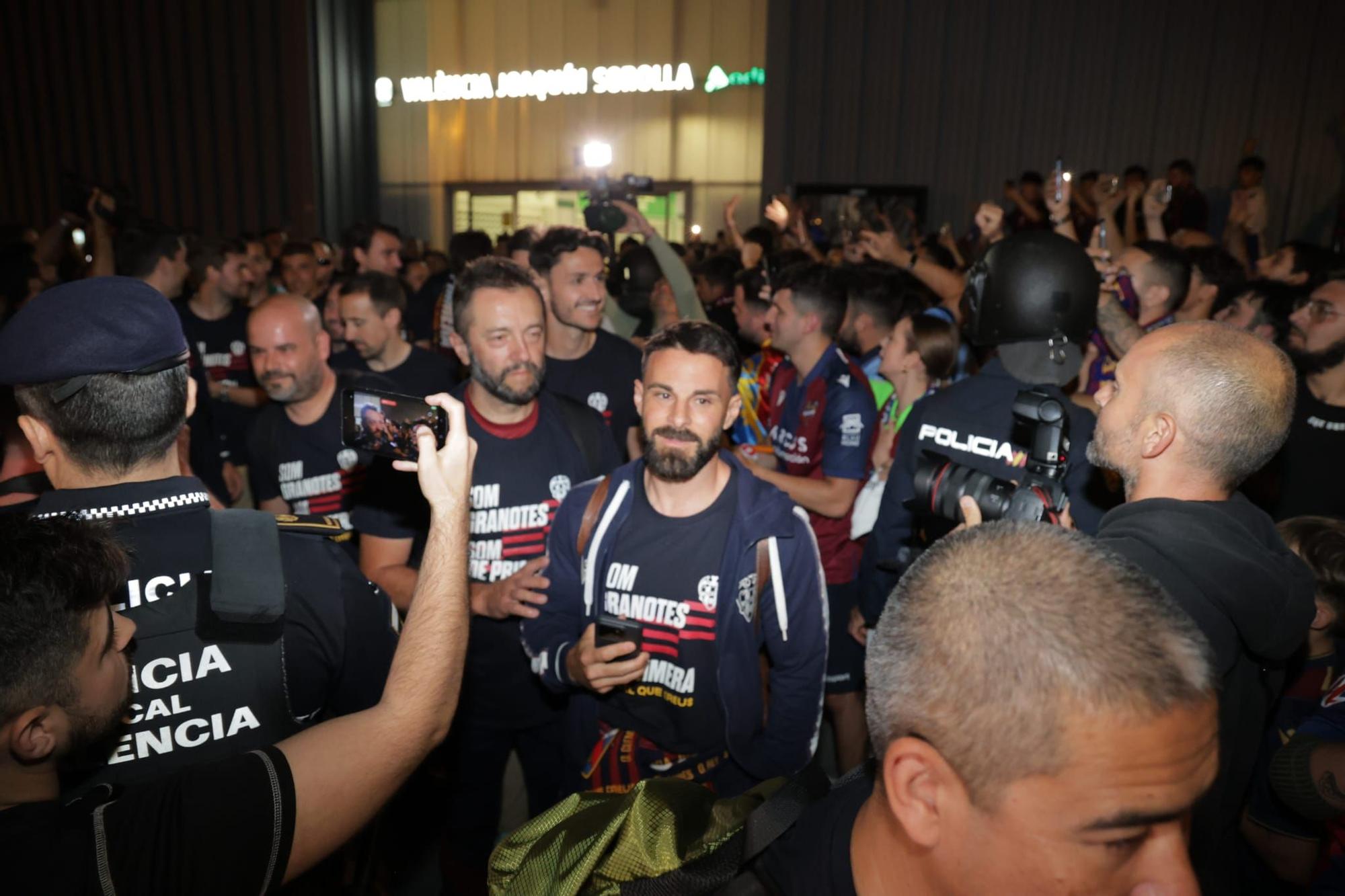 El Levante Ud llega a València tras conseguir el ascenso en Burgos