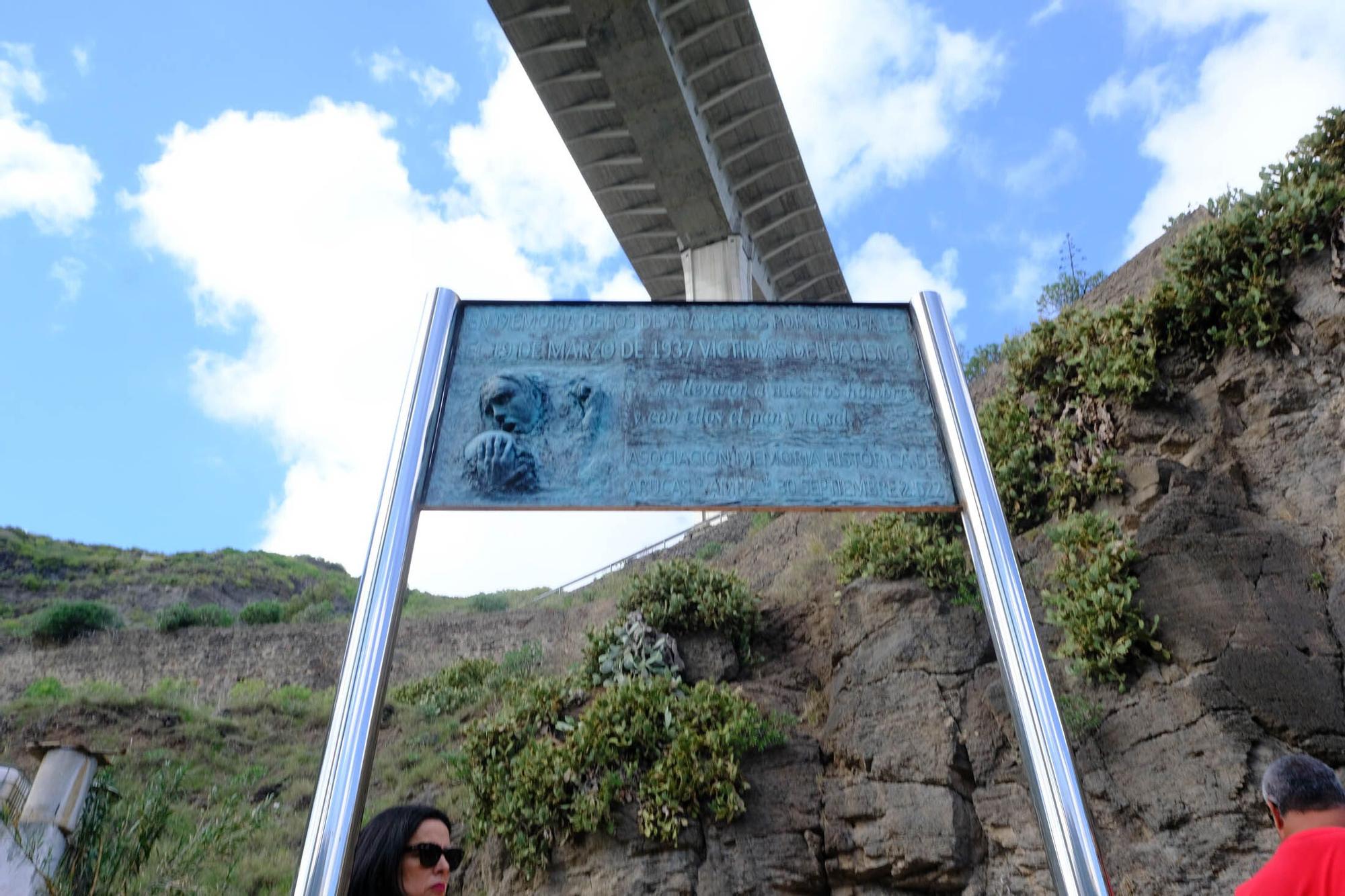 Visita de Ángel Víctor Torres al pozo del olvido en el Barranco de Tenoya