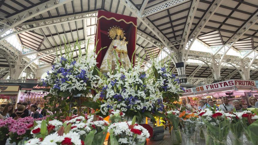 Ofrenda de flores a la Mare de Déu de los vendedores del Mercat Central