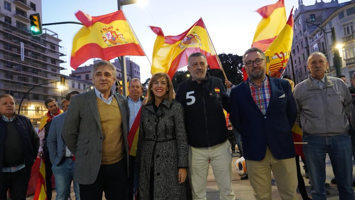 El presidente provincial de Vox, José Enrique Lara, en el centro junto a Patricia Rueda, en el cierre de la campaña del 10-N.