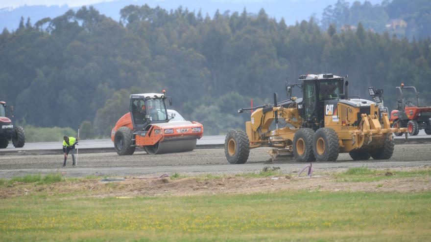 Obras de reasfaltado en la pista de Alvedro en el verano de 2022. |   // CARLOS PARDELLAS