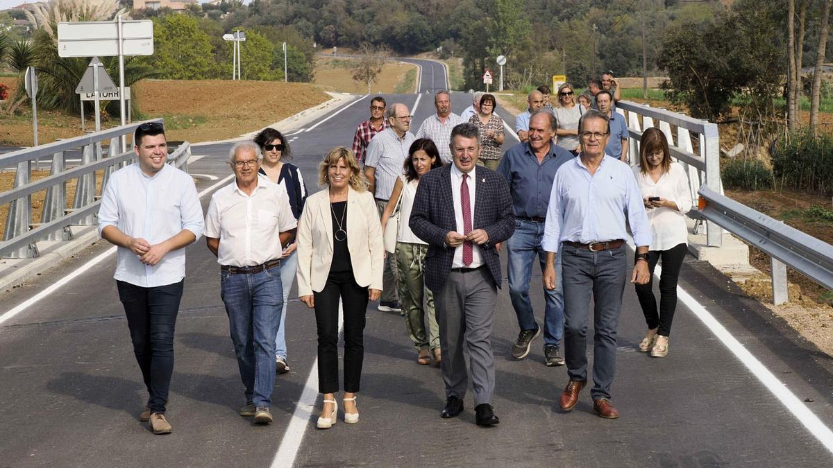El president de la Diputació de Girona, Miquel Noguer, i l'alcaldessa de Camós, Teresa Brunsó, inaugurant la carretera | Imatge cedida a l'ACN per la Diputació de Girona