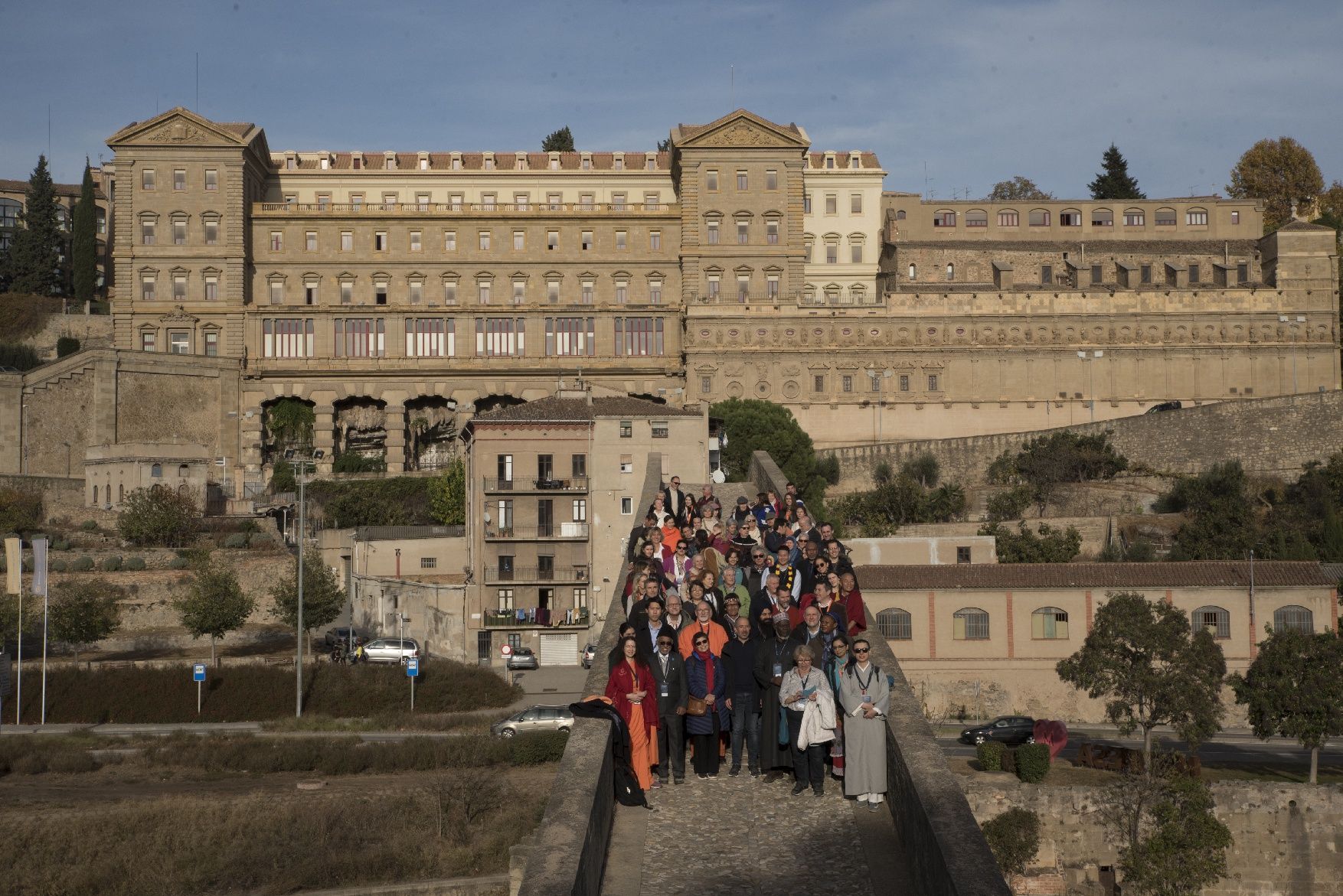 Un centenar de persones pelegrinen de Santa Caterina fins a la Cova per obrir el Fòrum Cruïlla de Camins