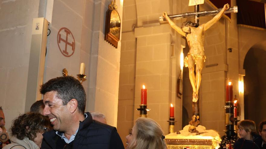 Mazón, de paisano y entre nazarenos y costaleros, acompaña al Cristo de la Buena Muerte en Alicante