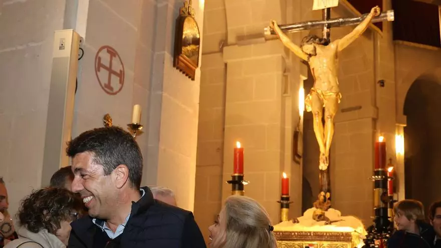 Mazón, de paisano y entre nazarenos y costaleros, acompaña al Cristo de la Buena Muerte en Alicante