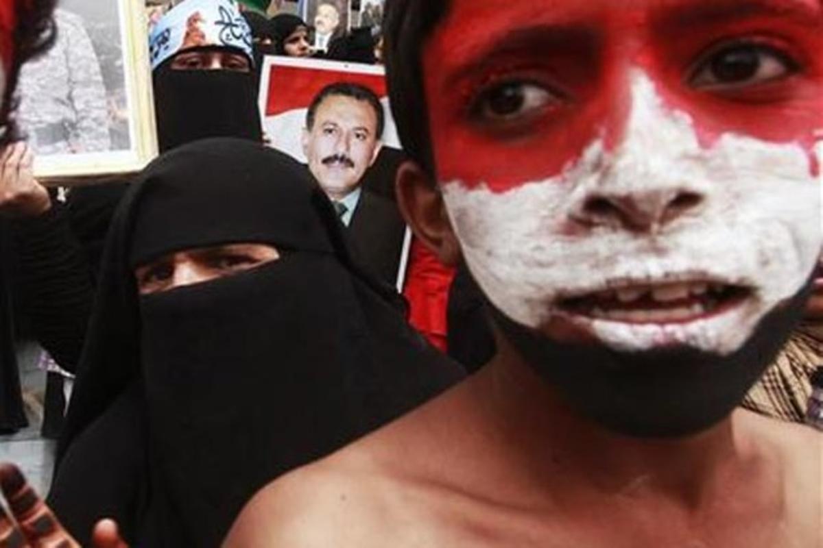 Els partidaris del president del Iemen, Ali Abdul·là Salih, assisteixen a un míting després de pintar-se la cara amb els colors de la bandera del país.