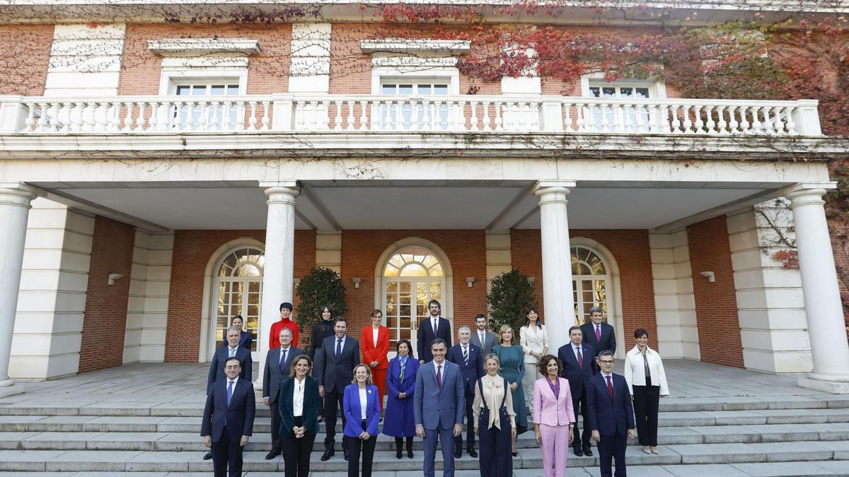 Primera foto de familia del nuevo Gobierno de Pedro Sánchez.