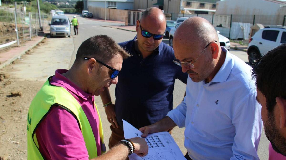 El alcalde Jorge Gallardo ha visitado las obras del punto limpio de Cártama.
