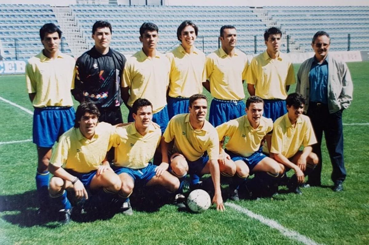 Toni Valido, en el margen derecho de la imagen y fila superior, junto al delegado de aquel filial Juan José.