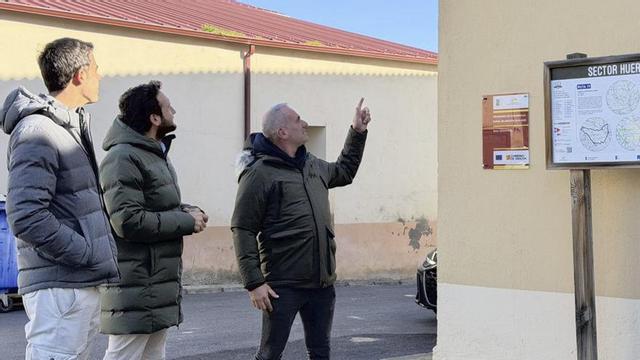 Isaac Claver visita en Huerto la nueva instalación de cámaras.
