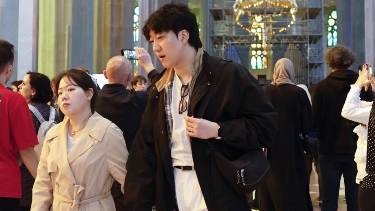 Visitants asiàtics a la Sagrada Família, ahir.La Sagrada Família, una vegada coronada la Torre de Jesús, vista des de Montjuïc. | TONI ALBIR / EFE