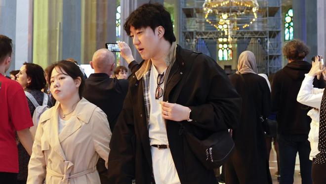 Visitants asiàtics a la Sagrada Família, ahir.La Sagrada Família, una vegada coronada la Torre de Jesús, vista des de Montjuïc. | TONI ALBIR / EFE