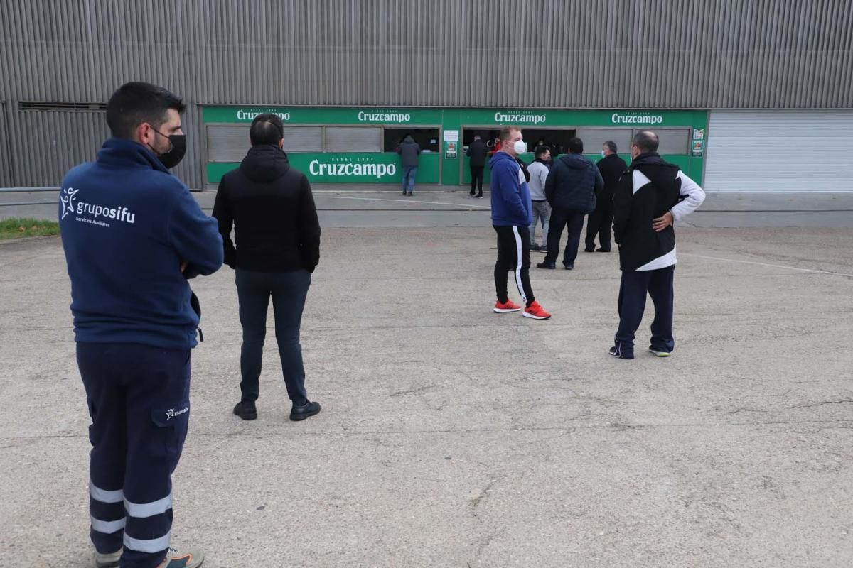 Colas en el estadio de El Arcángel para retirar las entradas del Córdoba CF-Getafe