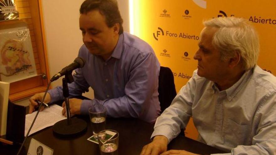 Juan Cruz, a la derecha, ayer, en la presentación de su último libro, junto a Tino Pertierra.