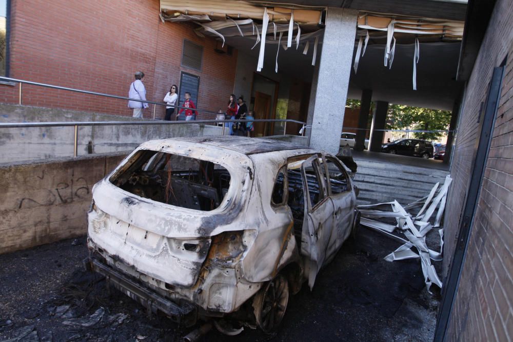 Explota i crema totalment un cotxe a Girona