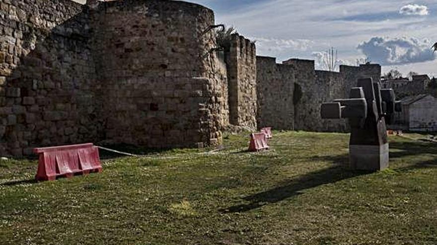 Imagen de la muralla en San Martín, con una cinta protegiendo el acceso a su entorno.