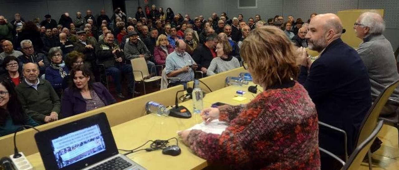 El diputado Néstor Rego, en el centro en la reunión con los emigrantes retornados. // Noé Parga