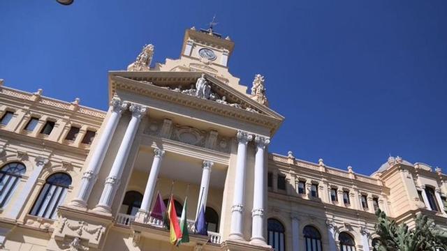 El Ayuntamiento de Málaga ha declarado dos días de luto oficial local y las banderas ondean a media asta en memoria de Débora, de 39 años, víctima de la violencia machista cuyo cadáver fue hallado tras confesar su pareja