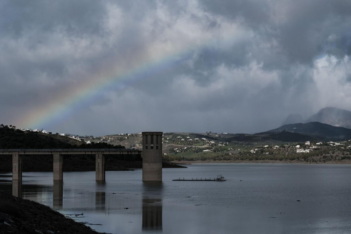 LA VIÑUELA (MÁLAGA), 09/02/2026.- Vista del pantano La Viñuela (Málaga), este lunes, que se encuentra aproximadamente entre un 55% a 70% de su capacidad. Los pantanos recuperan niveles debido a las lluvias recientes. EFE/Gregorio Marrero