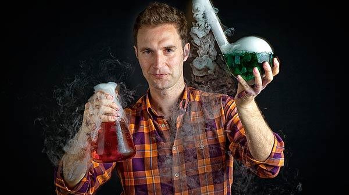 El divulgador científic Dani Jiménez, presentador del programa ’Dinàmiks’ del Super3, fa un dels seus experiments per a EL PERIÓDICO i explica les claus del funcionament del seu espai a la televisió.