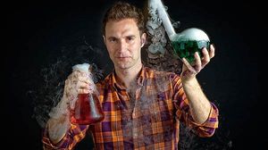 El divulgador científic Dani Jiménez, presentador del programa ’Dinàmiks’ del Super3, fa un dels seus experiments per a EL PERIÓDICO i explica les claus del funcionament del seu espai a la televisió.