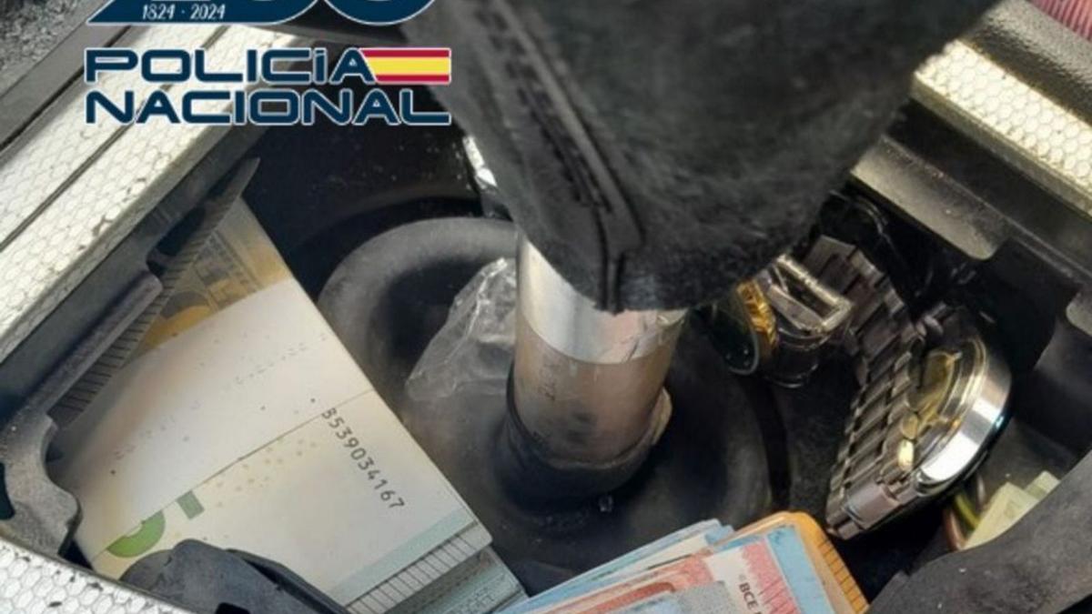 Dinero y relojes escondidos en la palanca de cambio.