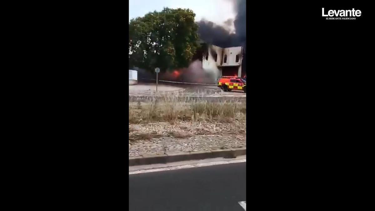 Así ha "roto" el fuego una de las fachadas de la gran nave incendiada en Xàtiva