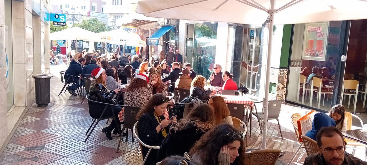 Terrazas repletas muy cerca de Las Tendillas, a la hora del almuerzo.