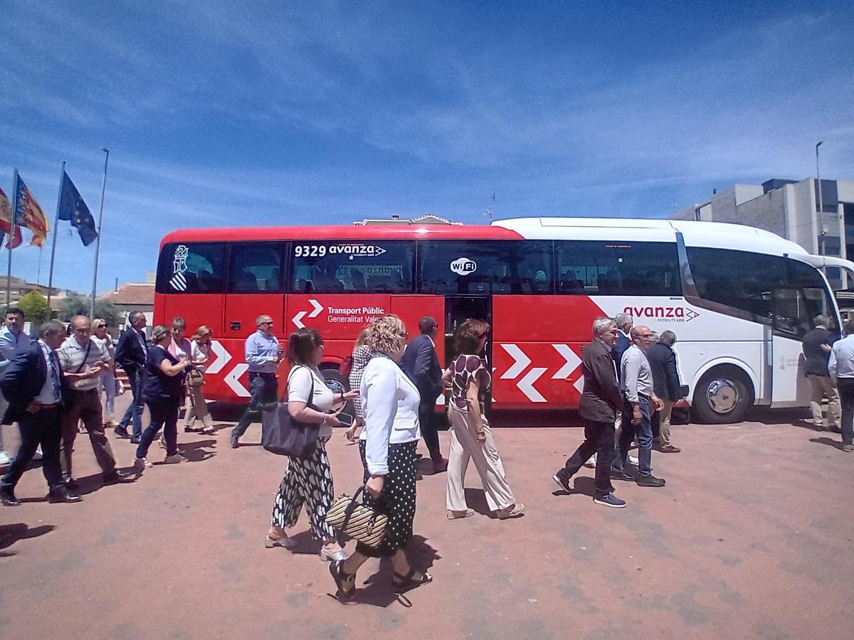 La Generalitat presenta en Los Montesinos una nueva ruta de autobuses en la Vega Baja
