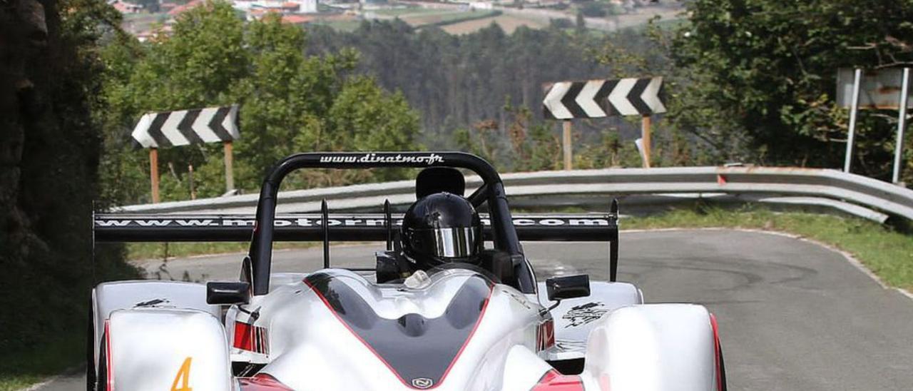 A la izquierda, Albino García en el Sueve con el Norma FC20. A la derecha, arriba, el Ford Ranger de Daniel Alonso; abajom, Mateus Morgatto, vencedor del mundial de karting OK con el kart FA Alonso. | J.B.D.