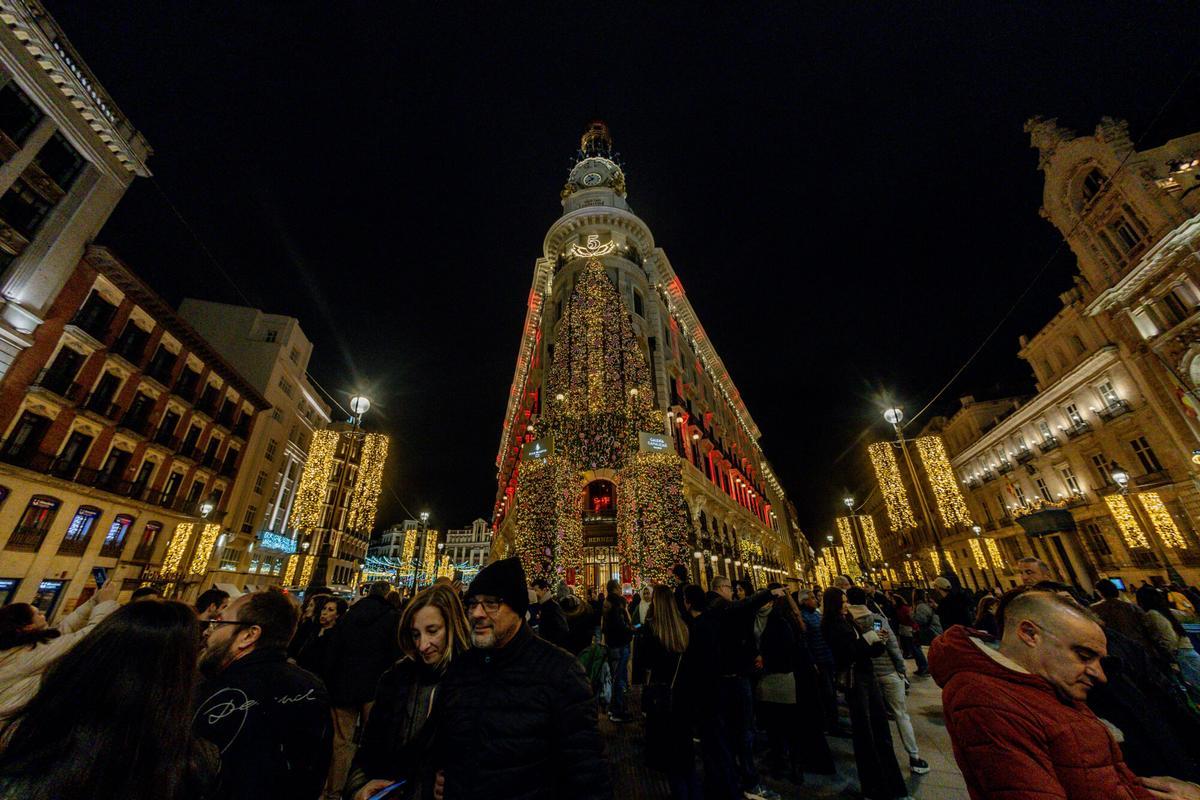 Fachada durante las pasadas Navidades del hotel Four Seasons, abierto en Madrid en septiembre de 2020.