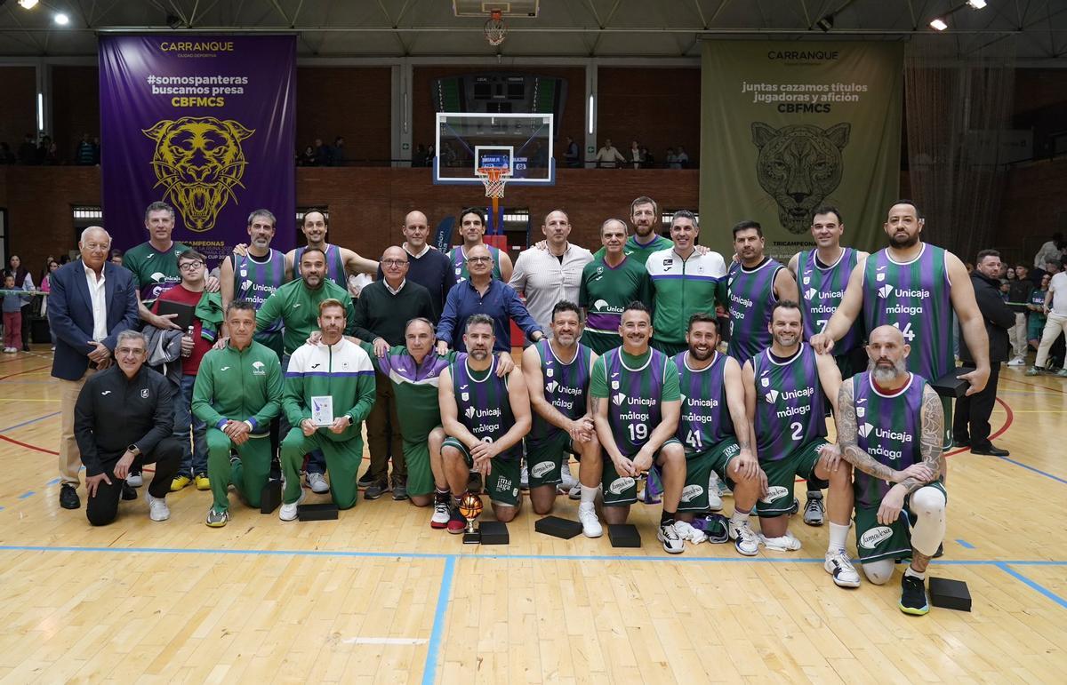 Imagen de la plantilla y el cuerpo técnico del Unicaja de leyendas este domingo.