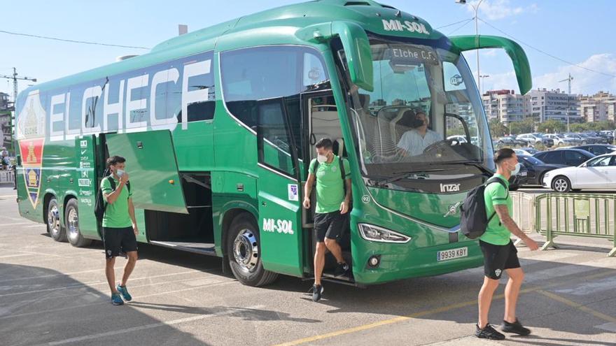 Los jugadores del Elche llegando al Martínez Valero