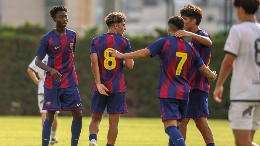 Los jugadores del Barça Atlètic celebran un tanto en el amistoso de pretemporada contra el Atlètic Lleida.