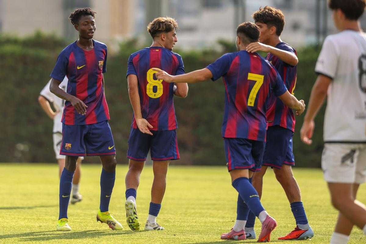 Los jugadores del Barça Atlètic celebran un tanto en el amistoso de pretemporada contra el Atlètic Lleida.