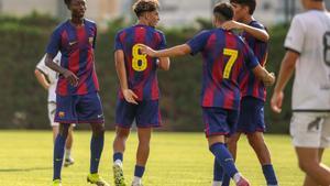 Los jugadores del Barça Atlètic celebran un tanto en el amistoso de pretemporada contra el Atlètic Lleida. 