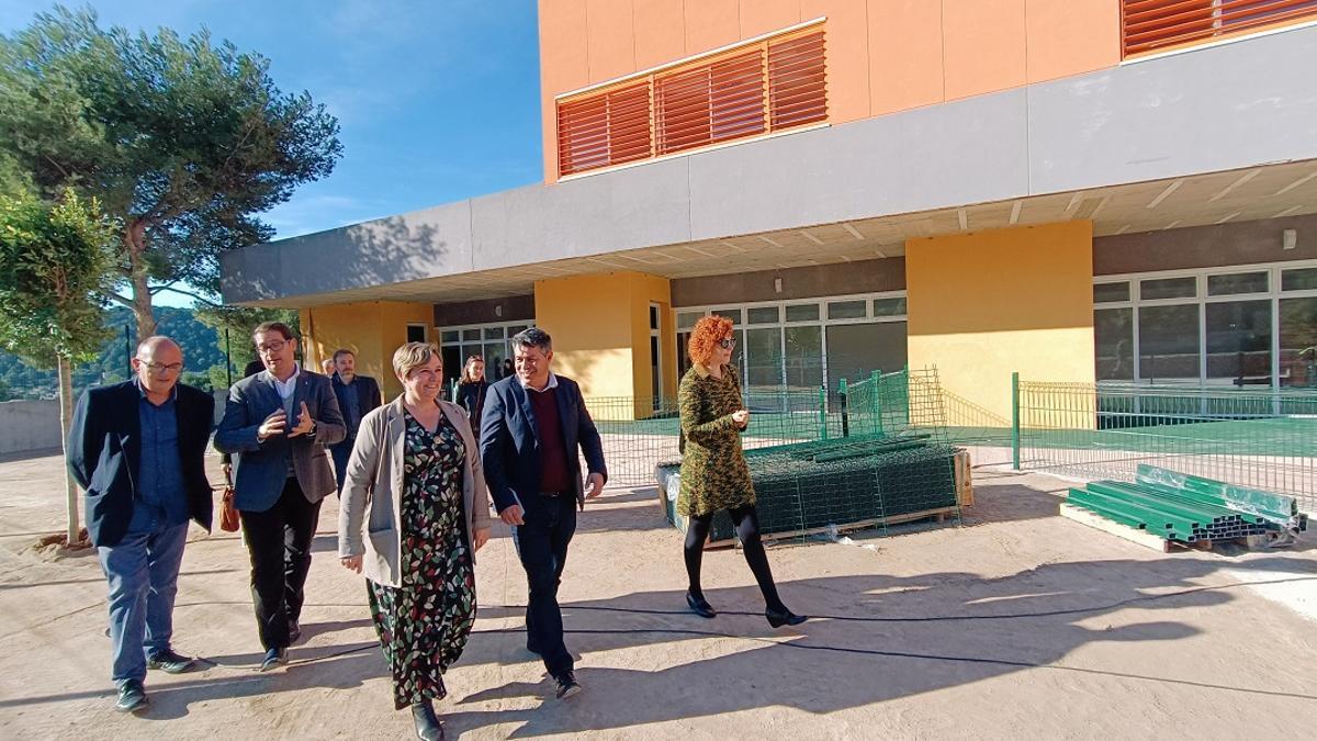 La consellera Tamarit visita el nuevo aulario del colegio Ferran Zurriaga del CRA Alt Carraixet.