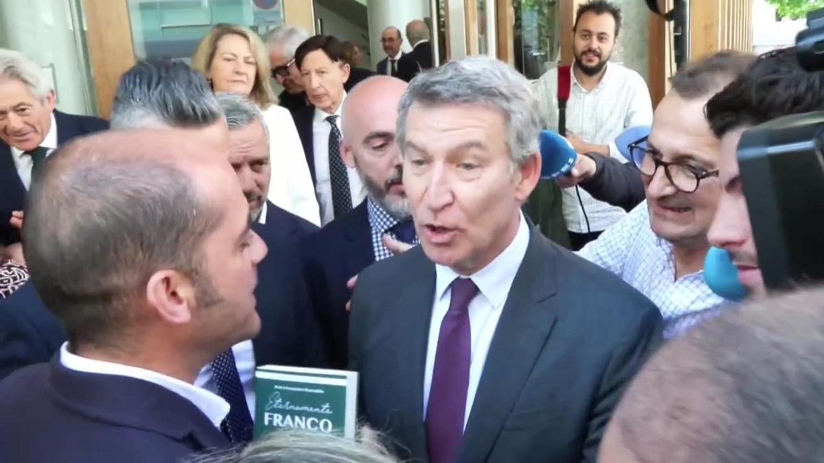 Feijóo rechaza un libro sobre Franco a la salida de su conferencia