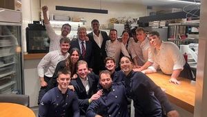 Al fondo Laporta y Rashford, con el equipo de cocina y sala del restaurante Amar, en Barcelona, la noche del miércoles.