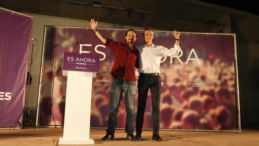 Óscar Urralburu y Pablo Iglesias durante un mitín en el Parque Fofó de Murcia