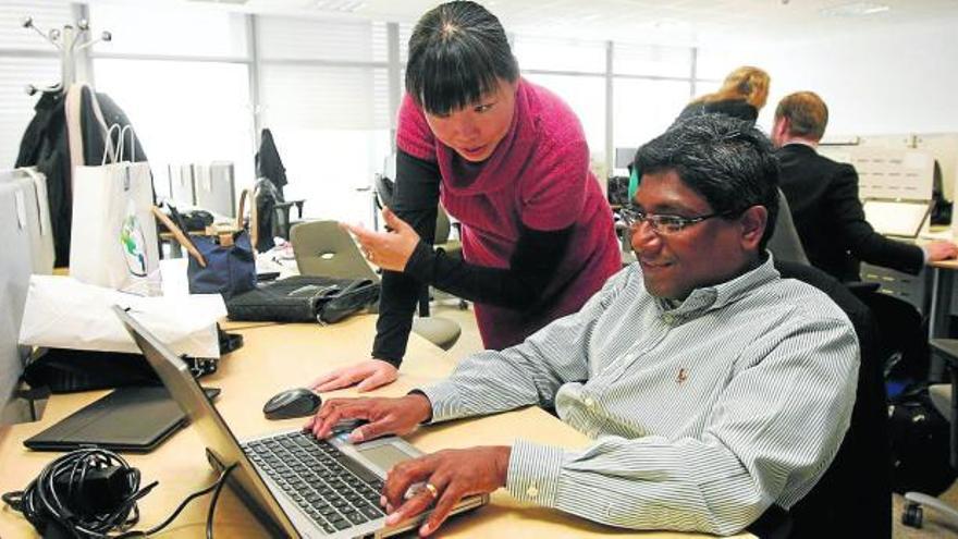 Trabajadores de Ericsson, ayer en las nuevas instalaciones de la compañía sueca en el PTA de Málaga.