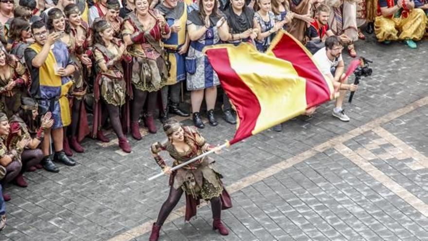 Multitudinaria «Ballada de Banderes» en Castalla pese a la amenaza de lluvia