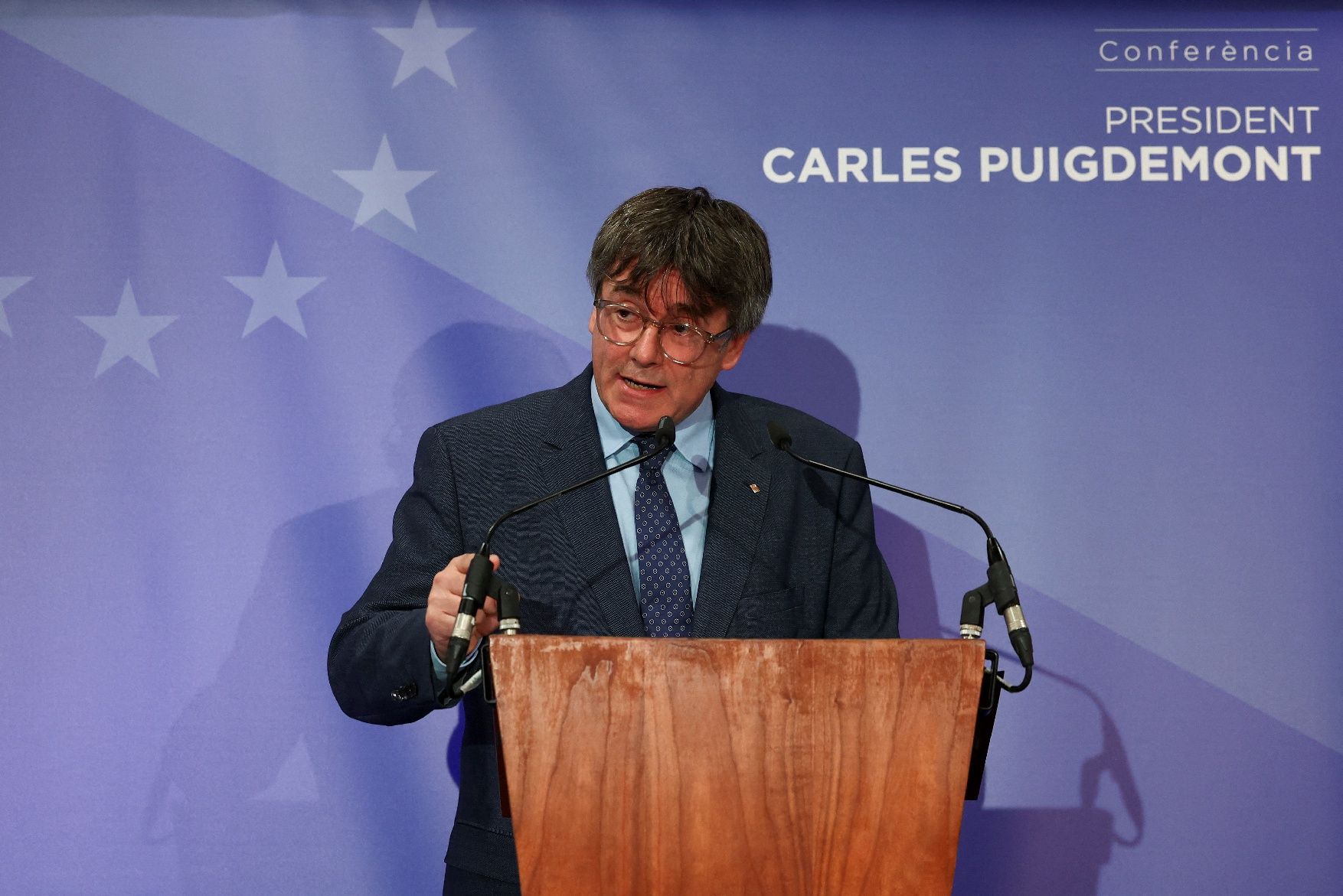 La roda de premsa on Puigdemont ha fixat les condicions de Junts per a la investidura de Sánchez, en fotos