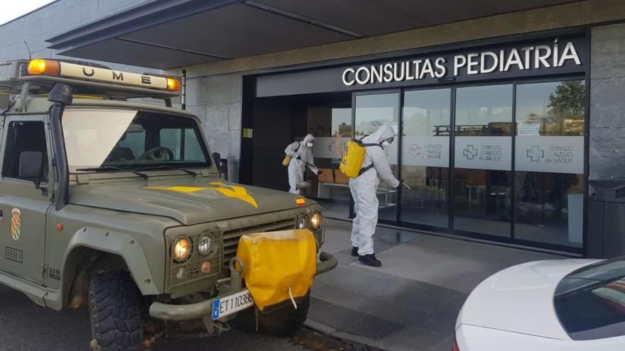 La Unidad de Emergencias del Ejército (UME), ayer, desinfectando el hospital Álvaro Cunqueiro. // Ricardo Grobas