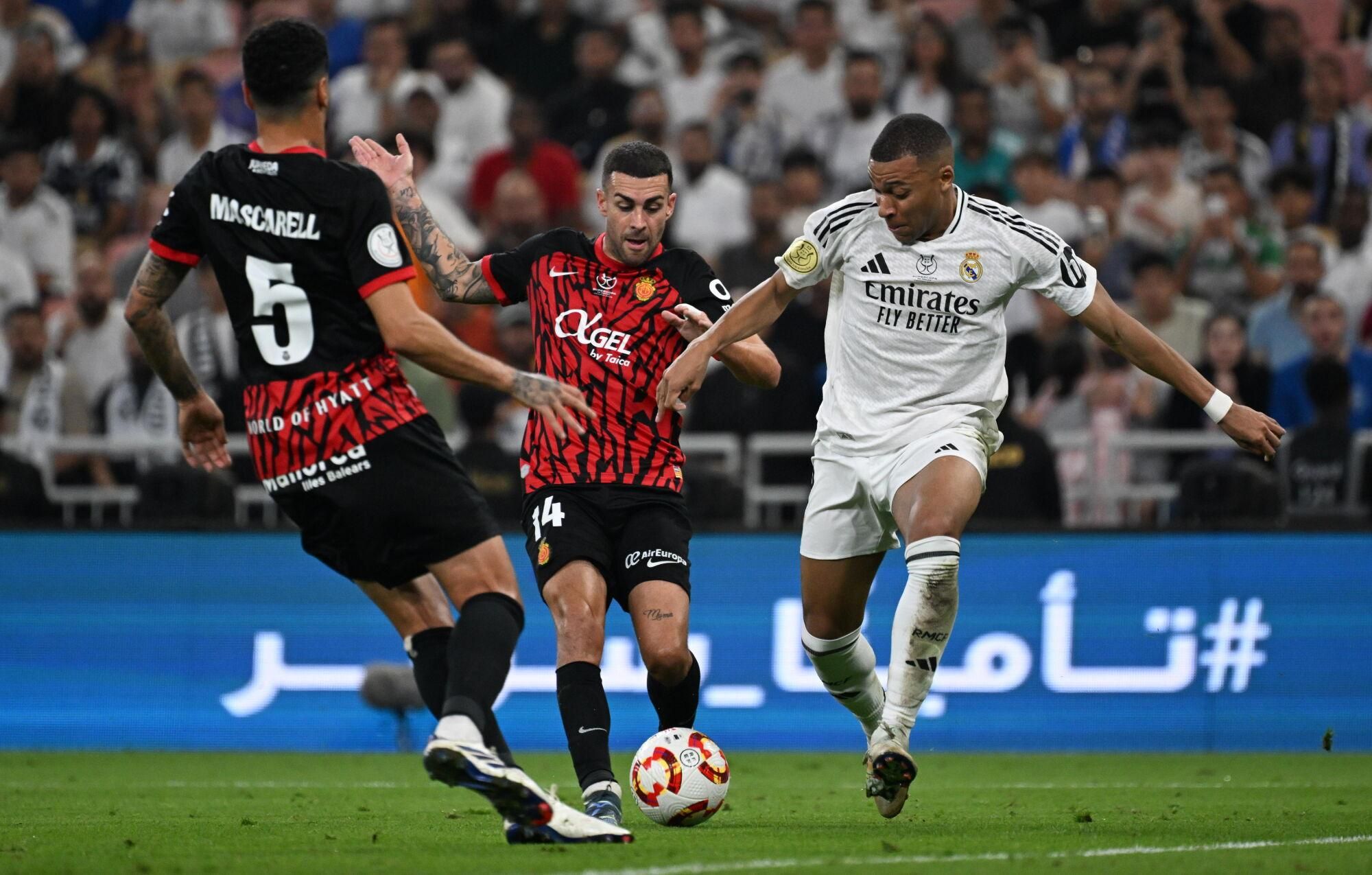 Jeddah (Saudi Arabia), 09/01/2025.- Real Madrid's Kylian Mbappe (R) in action against Mallorca's Omar Mascarell (L) and Dani Rodriguez (C) during the Spanish Super Cup semi final match between Real Madrid and RCD Mallorca, in Jeddah, Saudi Arabia, 09 January 2025. (Arabia Saudita) EFE/EPA/STRINGER