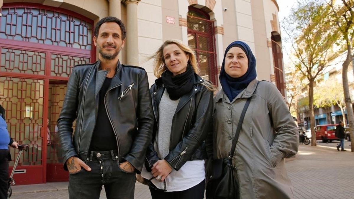 Jean De Luca, Vanessa Ortega y Claire Espinosa delante de l'École maternelle Ferdinand de Lesseps en Barcelona.