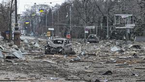 -FOTODELDÍA- KHARKIV (UCRANIA), 01/03/2022.-Vista de una calle tras un bombardeo ruso en Kharkiv, Ucrania, el 1 de marzo de 2022. Las tropas rusas entraron en Ucrania el 24 de febrero, lo que incitó al presidente del país a declarar la ley marcial y provocó una serie de anuncios de los países occidentales para imponer severas sanciones económicas a Rusia. EFE/Sergey Dolzhenko