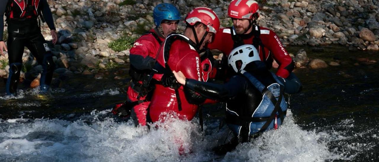 Así son los cursos de formación de los bomberos de Oviedo para hacer rescates en aguas bravas e inundaciones