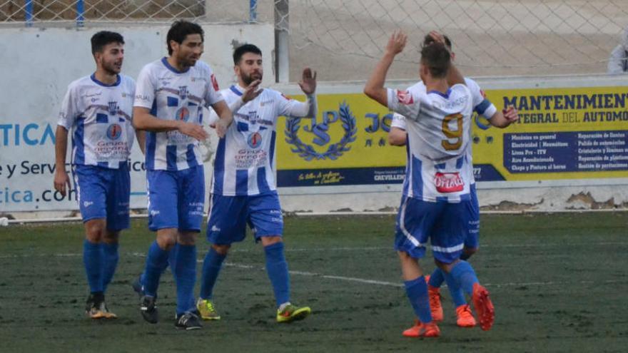 Los jugadores del Crevillente celebran el tanto de Pucho.