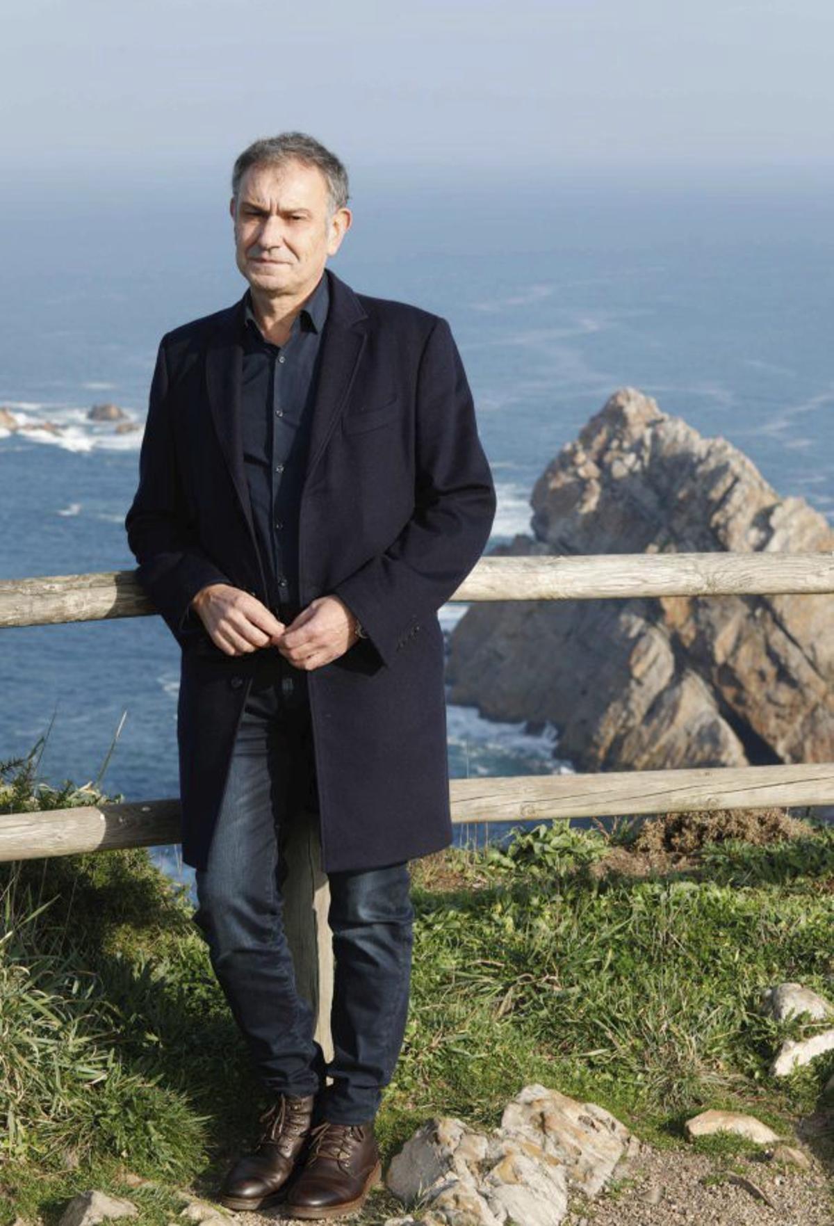 Antiguas casas de los maestros en San Jorge de Heres. Abajo, plano del nuevo centro. | Cedidas a LNE